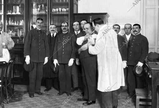 Madrid, 4/11/1918. El doctor Chicote (x) vacunándose con el suero contra las complicaciones pulmonares de la gripe preparado por el laboratorio municipal